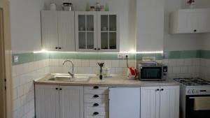 a kitchen with a sink and a microwave at Chalupa u Beňov in Lúčky