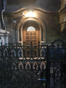 um portão em frente a uma porta com uma janela em Lascăr Catargiu Vila em Bucareste