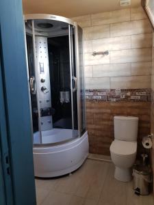 uma casa de banho com um chuveiro e um WC. em Kobuleti em Kobuleti