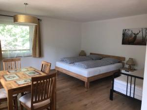 Łóżko lub łóżka w pokoju w obiekcie Karwendel-Lodge