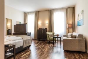 Televízia a/alebo spoločenská miestnosť v ubytovaní Hotel Sandwirth