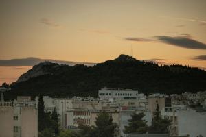 Gambar di galeri bagi Luxurious 4 bdrm+3 bath Apt in the heart of Athens di Athens