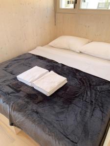 - un lit avec une couverture dans l'établissement Beachvilla Nawin / Haus 23, à Pakoštane