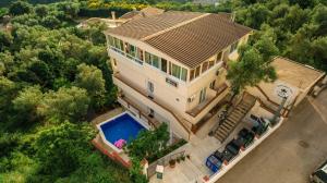 una vista aérea de una casa con piscina en " Villa Kruna Lux " en Budva