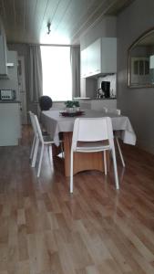 uma cozinha com mesa e cadeiras num quarto em Vakantiehuis Babelle 2 em Blankenberge