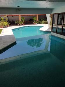 una piscina de agua azul en una casa en Casa Pyramid en Peñita de Jaltemba