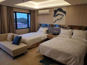 a hotel room with two beds and a couch at 皇家一号度假村 Tourist Garden Hotel in Mactan