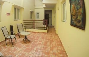 una habitación con 2 sillas y una mesa en una habitación en Hotel Discovery en Santo Domingo