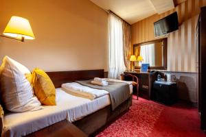 Televízia a/alebo spoločenská miestnosť v ubytovaní Hotel Wielopole