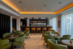 O lounge ou bar de Leonardo Crystal Cove Hotel & Spa – Adults only
