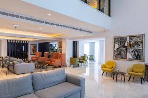 Uma área de estar em Leonardo Crystal Cove Hotel & Spa – Adults only