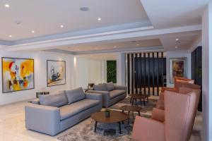 Uma área de estar em Leonardo Crystal Cove Hotel & Spa – Adults only