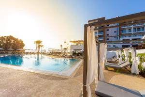 A piscina localizada em Leonardo Crystal Cove Hotel & Spa – Adults only ou nos arredores
