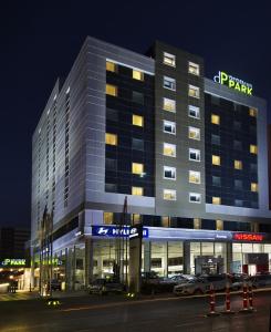 un gran edificio con coches estacionados en un estacionamiento en Dedeman Park Gaziantep City Center, en Gaziantep