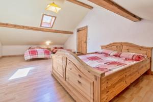 um quarto com 2 camas num sótão em Skiers lodge St Gervais em Bionnay