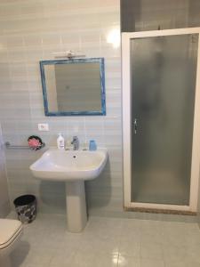 bagno con lavandino, specchio e servizi igienici di bebarcobalenogallipoli a Gallipoli