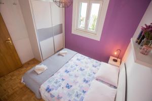 Postel nebo postele na pokoji v ubytování Apartments Trešnja