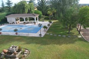 佩拉布若瓦的住宿－El Campillo，后院游泳池的顶部景色