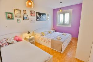 Postel nebo postele na pokoji v ubytování Apartments Trešnja