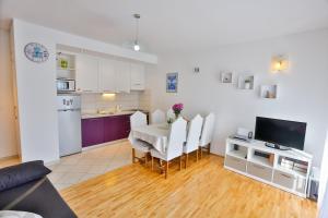 Kuchyň nebo kuchyňský kout v ubytování Apartments Trešnja