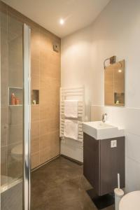 een badkamer met een wastafel en een douche bij B&Bveluwezoom in Eerbeek