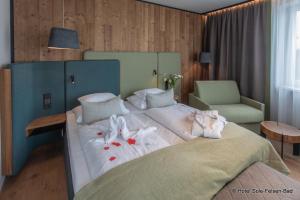 En eller flere senger på et rom på Hotel Sole-Felsen-Bad