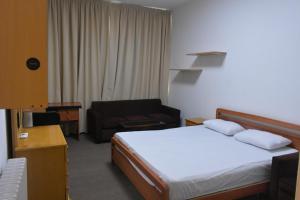 Postel nebo postele na pokoji v ubytování Adonis Furnished Suites