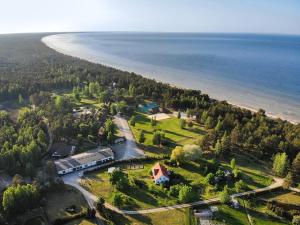 uma vista aérea de uma casa ao lado da praia em Dzintarkrasts em Žocenes Ciems