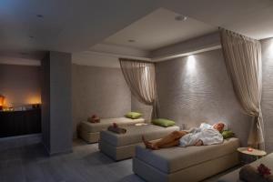 Uma área de estar em Leonardo Crystal Cove Hotel & Spa – Adults only