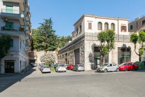 una calle de la ciudad con coches estacionados frente a los edificios en Stars Luxury Apartments 1, en Roma