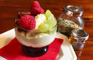 un postre en un plato con fruta en una licuadora en Hunters Guest House en Brodick