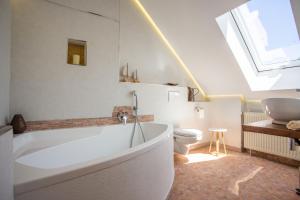 y baño con bañera blanca y aseo. en VILLA CANTARE, en Obernburg am Main