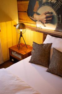1 dormitorio con 1 cama con lámpara en una mesa en VILLA CANTARE, en Obernburg am Main