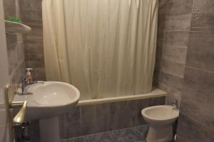 Koupelna v ubytování Adonis Furnished Suites