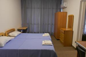 Postel nebo postele na pokoji v ubytování Adonis Furnished Suites