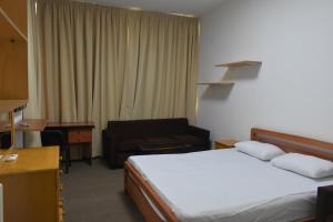 Postel nebo postele na pokoji v ubytování Adonis Furnished Suites