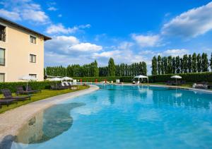 Majoituspaikassa TH Lazise - Hotel Parchi Del Garda tai sen lähellä sijaitseva uima-allas