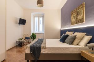 a bedroom with a large bed with a blue headboard at Pregiata camera con bagno privato - Blu di Prussia in Trieste