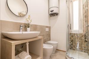 Gallery image of Pregiata camera con bagno privato - Blu di Prussia in Trieste