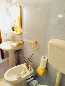 een badkamer met een wit toilet en een wastafel bij Casa Vacanza Mariaoliva in Menfi