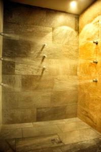 La salle de bains est pourvue d'une douche avec une porte en verre. dans l'établissement Residence Alleterme, à Rivanazzano Terme