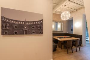 a dining room with a table and a painting on the wall at Laurina 33 in Rome