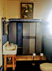 y baño con lavabo y aseo. en La Decima Guest House, en Chihuahua