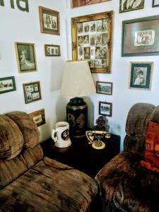 sala de estar con sofá y mesa con lámpara en La Decima Guest House, en Chihuahua