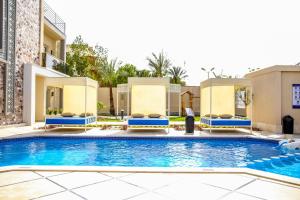 Serenity Home Hurghada في الغردقة: مسبح امام مبنى