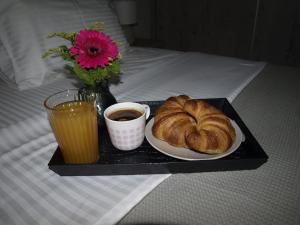 Anna's Relaxing Dreamhouse في أثينا: صينية مع صحن من الخبز وكوب من القهوة