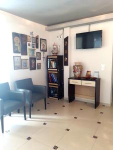 A television and/or entertainment centre at Rg Status Hotel