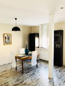 une salle à manger avec une table en bois et des chaises blanches dans l'établissement Maison de ville à Albert, à Albert