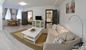 sala de estar con sofá y mesa en Luxurious apartment en Vilna