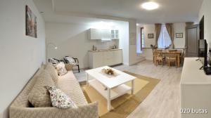 sala de estar y cocina con sofá y mesa en Luxurious apartment en Vilna